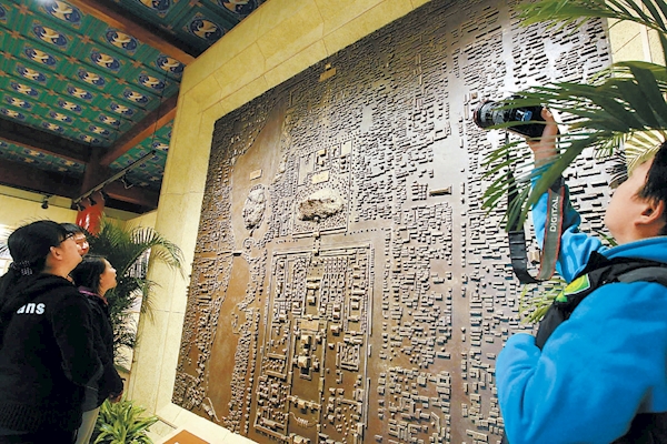 2015年年底，《景山歷史文化展》在景山公園綺望樓內亮相。這是景山公園首次舉辦系統介紹景山歷史文化的展覽，也是綺望樓首次長期對公眾開放。市民在綺望樓內，還能欣賞到景山萬春亭寶頂原件，該部件因年代久遠破損嚴重，在2007年萬春亭大修中被更換並保存在此。