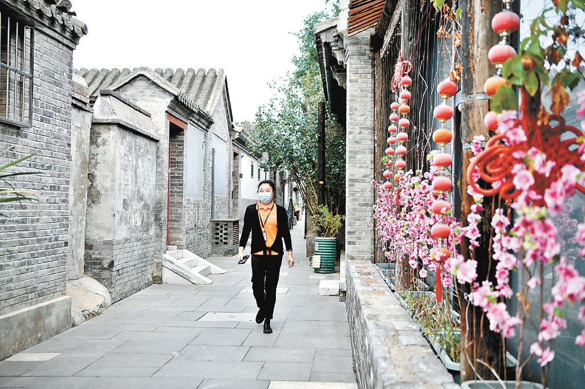 改造後的草廠四條青磚鋪地，灰墻紅門，青翠竹林隨風搖曳，花箱小品點綴其間。