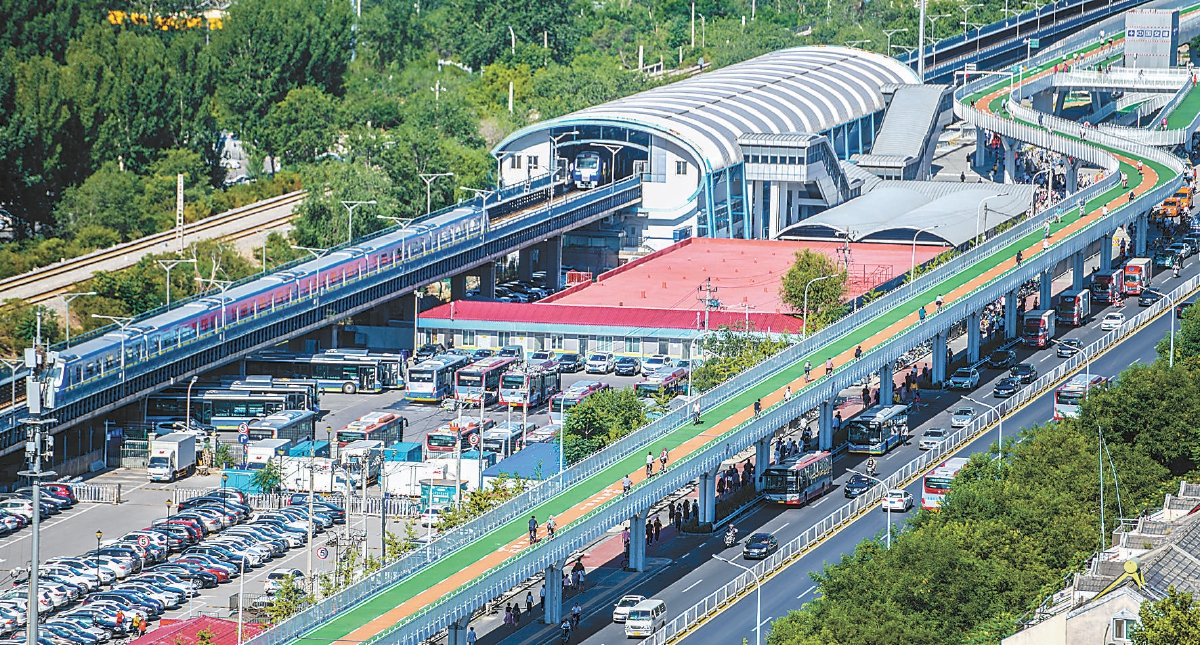 在地鐵13號線龍澤站北側，自行車專用道蜿蜒向西。