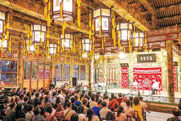 在美輪美奐的恭王府大戲樓內，市民欣賞古琴表演。打造活態文化空間，博物館及館內藏品的活化利用，擦亮了北京歷史文化這張金名片。
