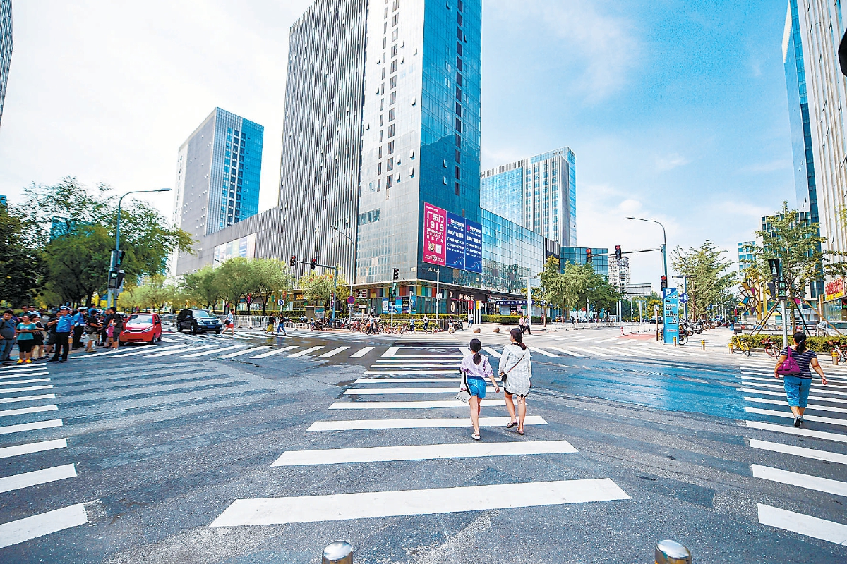 石景山區政達街與銀河東街交叉口的“全向十字路口”最大程度保障行人路權。