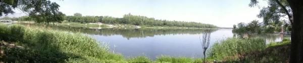 這個公園號稱“小西湖”，夏日荷花綻放，園內幽靜美好