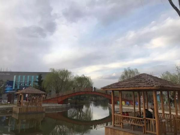這個公園號稱“小西湖”，夏日荷花綻放，園內幽靜美好