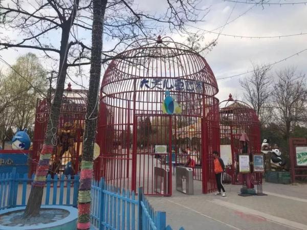 這個公園號稱“小西湖”，夏日荷花綻放，園內幽靜美好