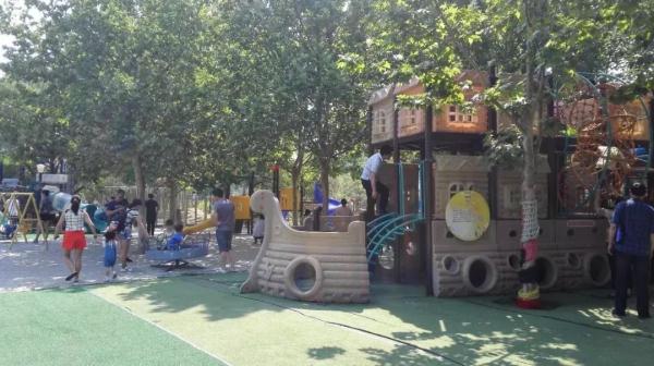 這個公園號稱“小西湖”，夏日荷花綻放，園內幽靜美好
