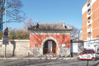 　聖安寺山門就在路邊。（蔣晨明 攝）