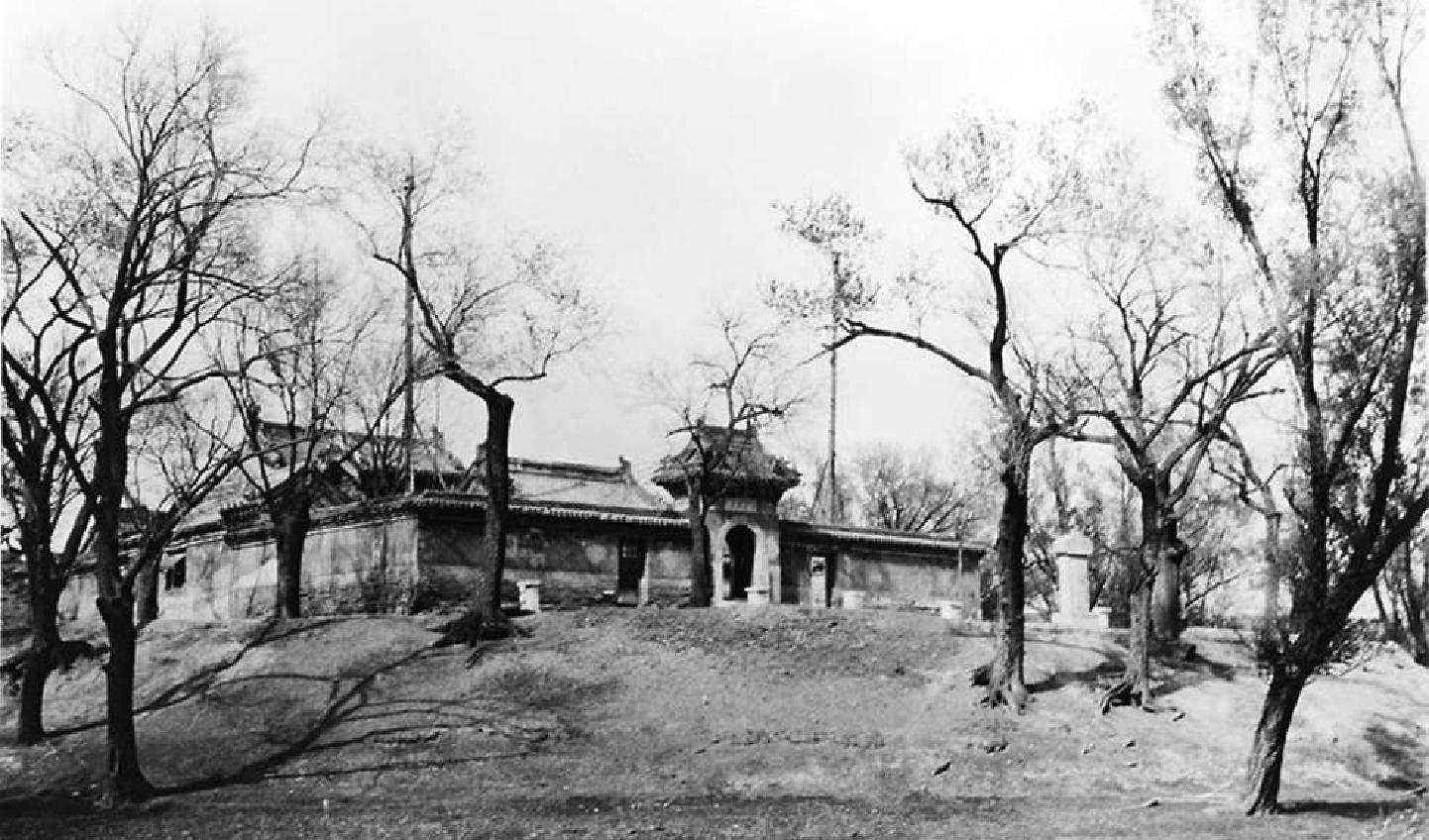 1936年的匯通祠，祠門前為乾隆禦制詩文碑。