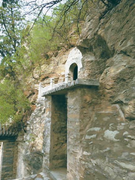 唐人開鑿的孔雀洞 宗春啟 攝