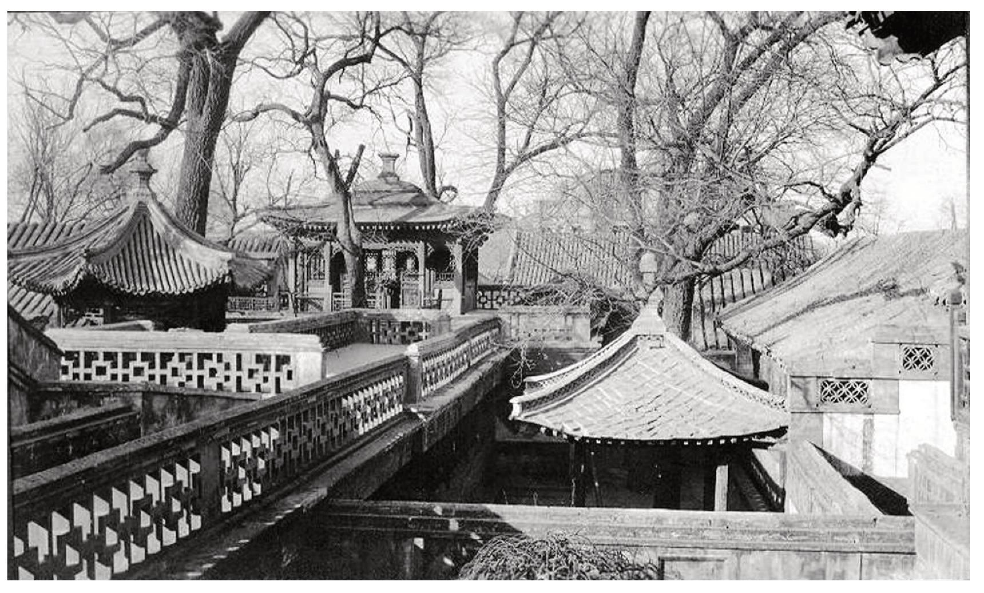 這張照片拍攝於花園東南角的二層平臺上，左側為假山上的六角亭，遠處是立德夫人筆下作為宴會廳的方閣。其後的陰影裏，可以看到夾在游廊中的圓亭，近處則是之前照片中從未出現的，隱藏在兩廊之間的四角方亭。