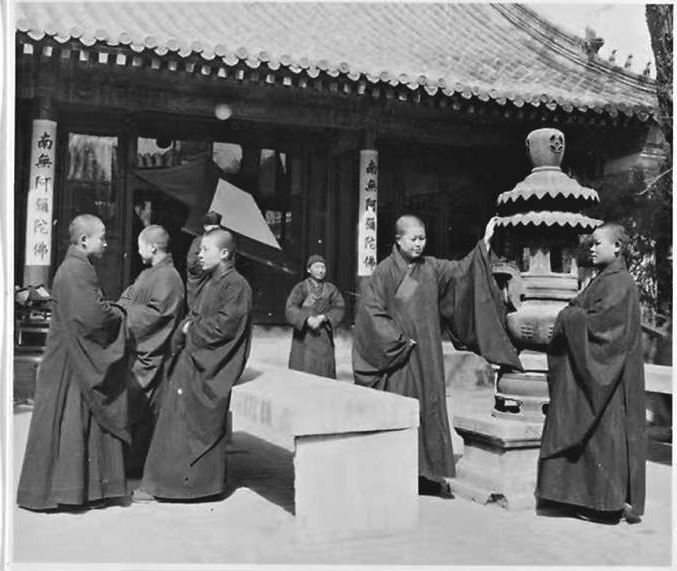 明代，西直門內白虎廟被改成了一座尼姑庵，名為翠峰庵。上世紀30年代，德國攝影師海達·莫理循曾拍攝過不少翠峰庵的照片。圖為翠峰庵的尼姑在大殿前。