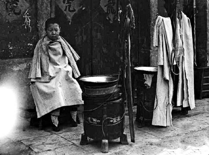 1921年，等待剃頭的少年。