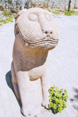 神道旁的石虎石像生