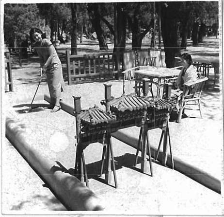 1914年，中央公園（今中山公園）開放，成為北京第一所城市公園。圖為中山公園內的中式高爾夫球場。