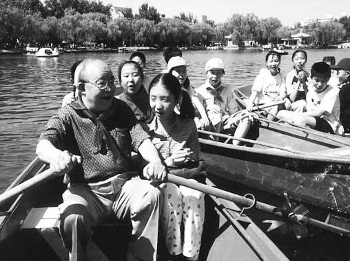 2001年，歌曲《讓我們蕩起雙槳》的詞作者喬羽，同和平裏一小學生在公園蕩起雙槳，唱起了這首影響幾代人的歌。 吳強/攝