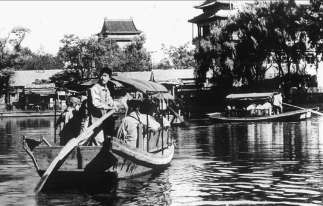 1999年，游客泛舟什剎海，仿佛置身江南水鄉。 徐尚林/攝