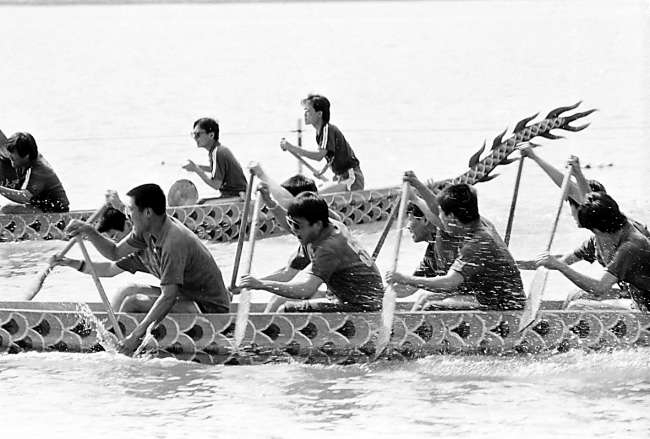 1990年，迎亞運昆明湖杯龍舟大賽在頤和園昆明湖開賽。葉用才/攝