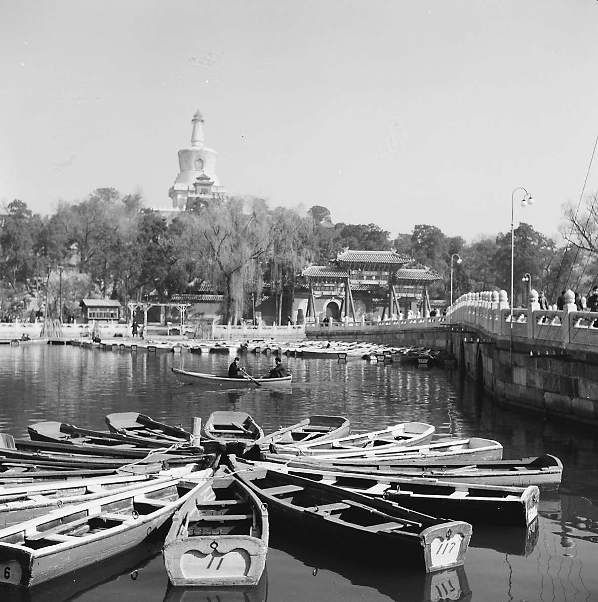 1961年春，北海公園碧波蕩漾，岸邊備好的手划船靜靜地等待游客的到來。 高宏/攝