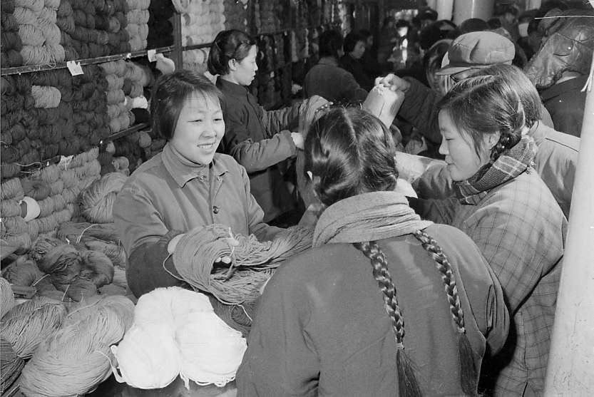 1972年，大柵欄第一百貨商場毛線組售貨員熱情接待顧客。