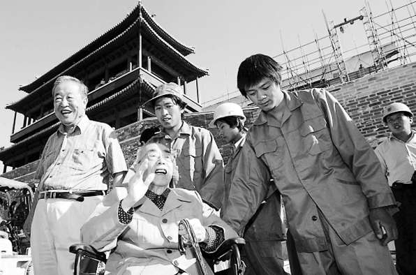 2004年9月1日，93歲的侯仁之（左二）和王世仁（左一）第一次登上復建總體竣工的永定門城樓。