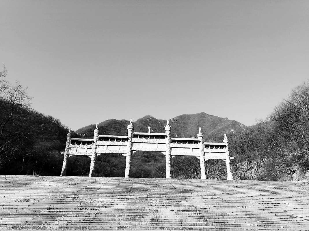 金陵遺址上的漢白玉牌坊
