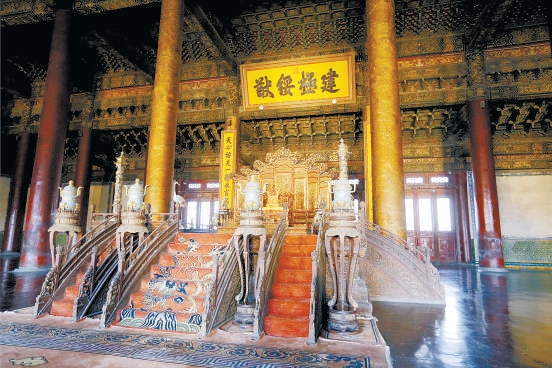 太和殿內景