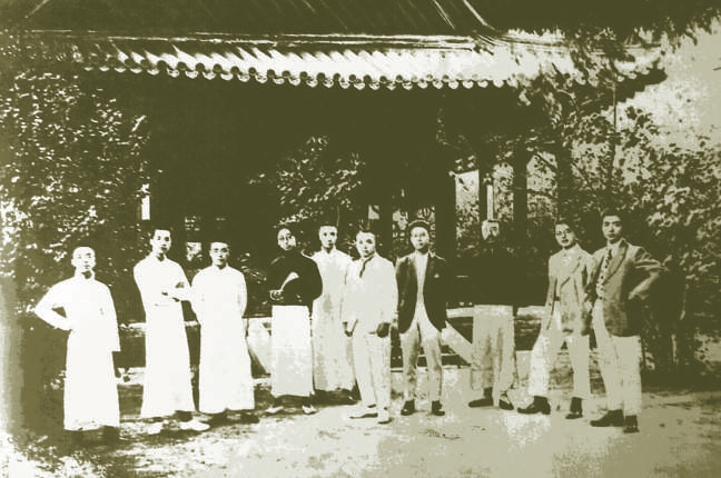 從左到右：孟壽椿、鄧中夏、周炳琳、張申府、陳愚生、康白情、袁同禮、李大釗、黃日葵、雷寶華。