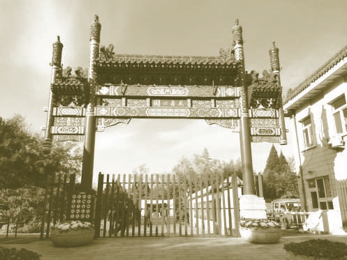 岳雲別墅遺址在今西城區南橫西街盆兒衚同55號（舊8號）。據盆兒衚同老居民講，這座亭子在上世紀50年代時被拆除。照片中十人合影時所站的位置，就是如今萬壽公園東門北側的一棟白色建築，現為北京市第十五中學的教學樓。
