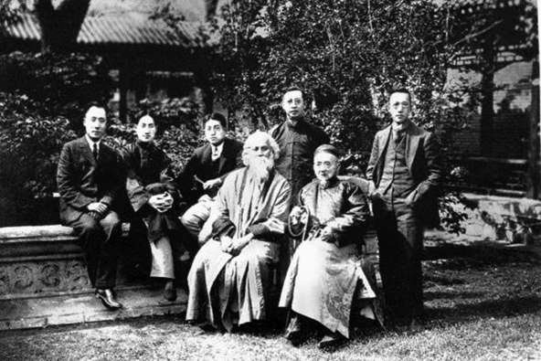 1924年，梁啟超邀請印度詩人泰戈爾訪華。4月26日在北海靜心齋舉行歡迎儀式，蔣百里、熊希齡、胡適等40餘人出席，歡迎儀式後徐志摩陪泰戈爾訪問了松坡圖書館。圖為泰戈爾與辜鴻銘（右二）、徐志摩（後排左二）等在位於北海的松坡圖書館一館。