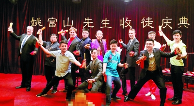 快板名家喜收12名中外徒弟