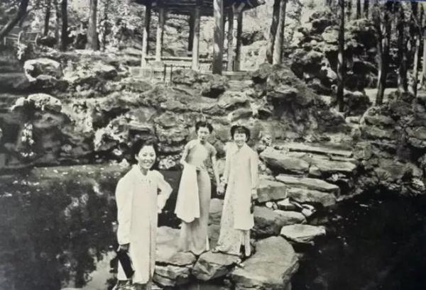 民國女子游頤和園，穿旗袍的她們，像是沾染了仙氣