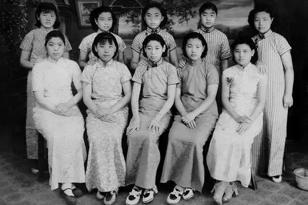 民國女子游頤和園，穿旗袍的她們，像是沾染了仙氣