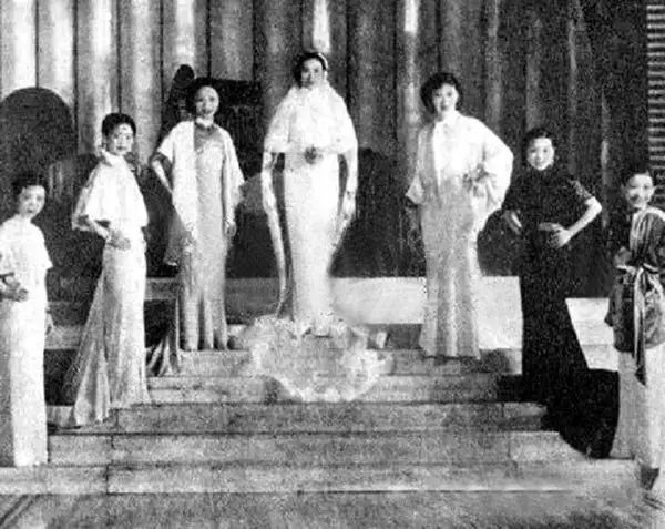 民國女子游頤和園，穿旗袍的她們，像是沾染了仙氣