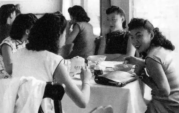 民國女子游頤和園，穿旗袍的她們，像是沾染了仙氣
