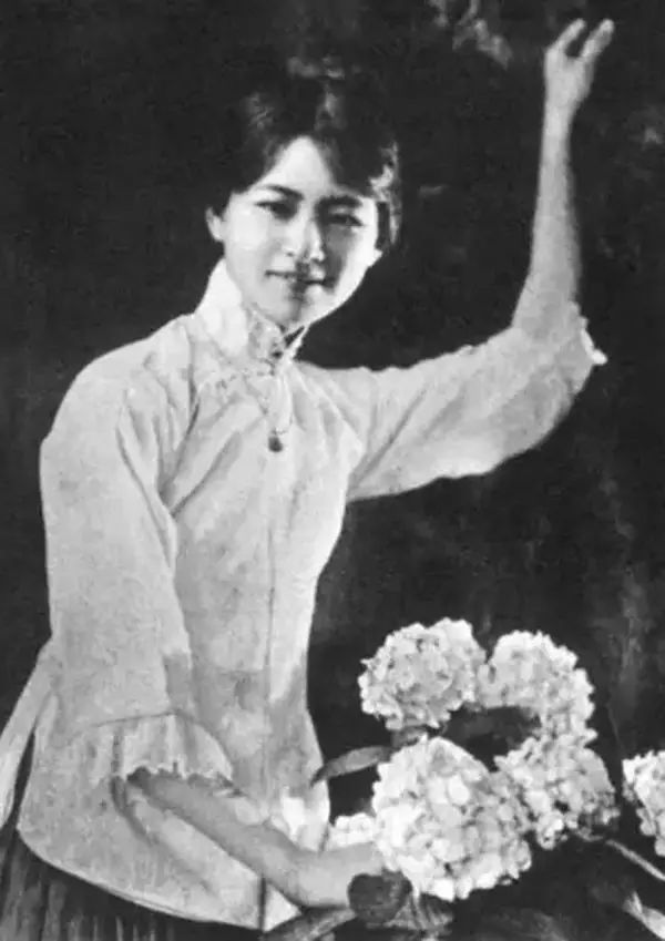 民國女子游頤和園，穿旗袍的她們，像是沾染了仙氣