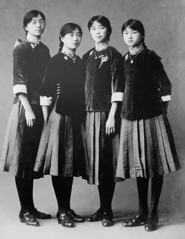 民國女子游頤和園，穿旗袍的她們，像是沾染了仙氣