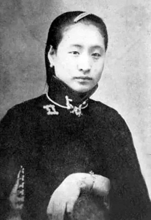 民國女子游頤和園，穿旗袍的她們，像是沾染了仙氣