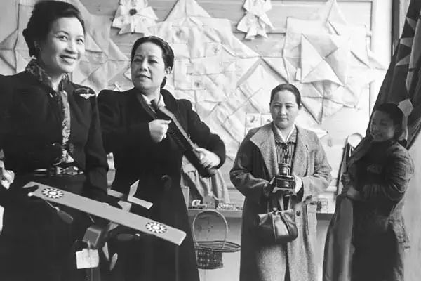 民國女子游頤和園，穿旗袍的她們，像是沾染了仙氣