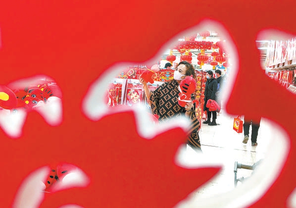 新年已至，春節臨近，大紅福字、對聯和虎年玩偶等紛紛亮相各大商場。2022年1月3日，在宣武門一家超市，市民選購虎年吉祥物，年味兒越來越濃了。（王希寶 攝）