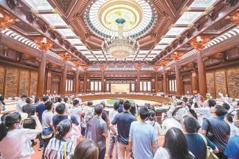 7月30日到7月31日，雁棲湖景區游客絡繹不絕，他們打卡集賢廳，騎行雁棲島，合影冰墩墩雪容融，坐滑索享山水湖光，度過安閒愜意的周末時光。
