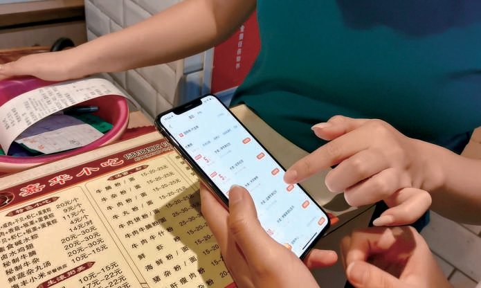 4月30日，深圳市民通過搶到的消費券，在嘉華小吃店內買單。