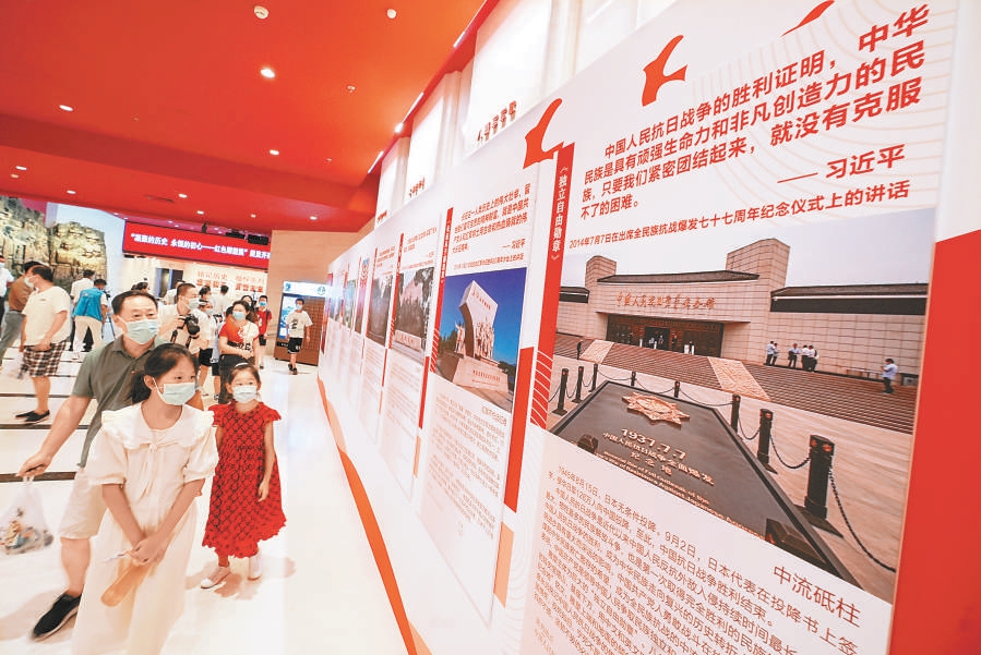 8月15日，定格了百年來重要歷史瞬間的十六座紅色雕塑濃縮在展板上，在中國人民抗日戰爭紀念館亮相。七十七年前的八月十五日，日本戰敗並宣佈無條件投降。8月15日的抗戰館，不少群眾前來觀展，重溫歷史，緬懷先烈。