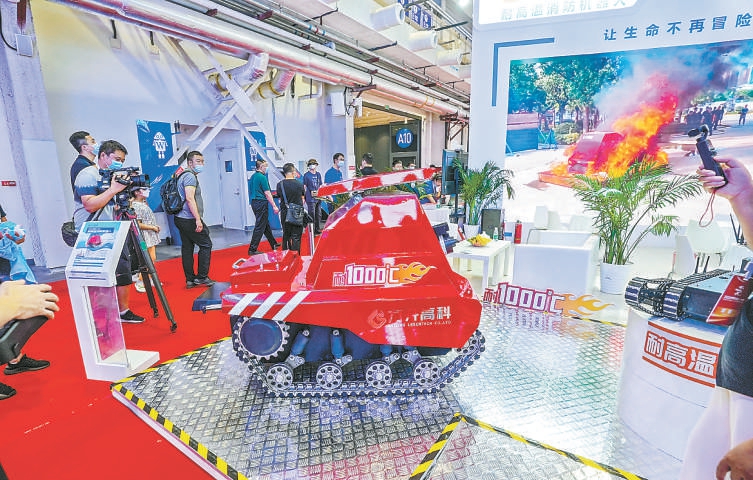 8月18日，在2022世界機器人大會博覽會現場，能耐千度高溫的消防機器人引人注目。