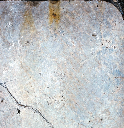 九眼樓無名石碑的字跡原本難以辨識(上)，經過數字技術處理，碑刻大部分文字已能夠辨識（下）。