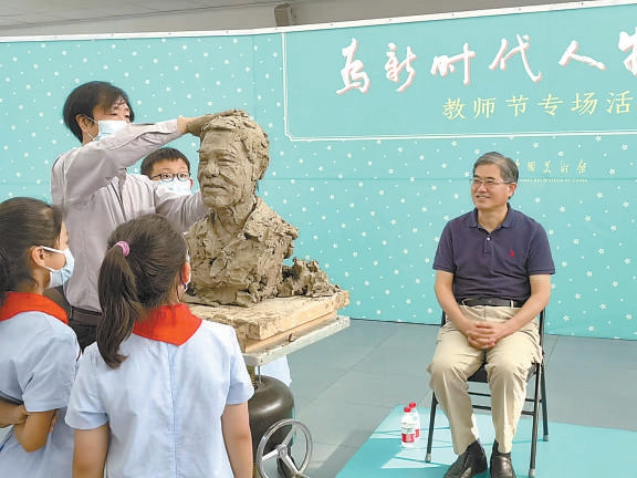 中國美術館為優秀教師代表塑像.