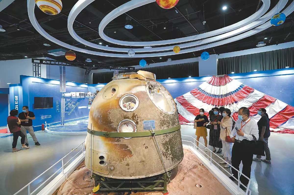 “光年深處”深空探索主題展最為重磅的是首次展出的神舟十三號載人飛船返回艙。