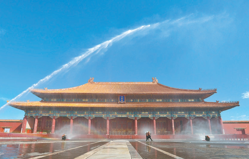 昨天上午，北京消防在故宮太和殿舉行文物古建消防演習。
