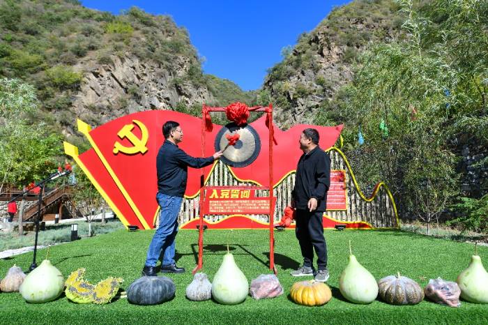 楚國清為“共慶農民豐收節暨學生勞動教育社會實踐課”活動鳴鑼