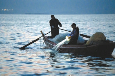 漁民頭燈照亮了水面。