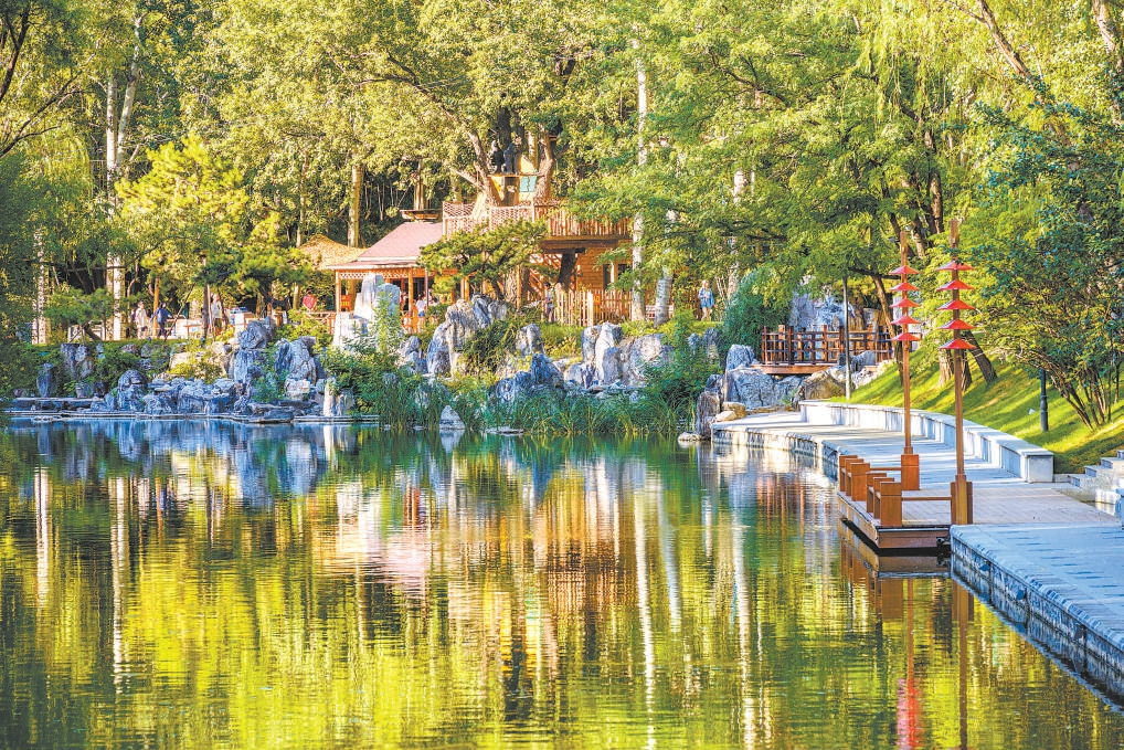 亮馬河航線二期已延伸至紅領巾湖，兩岸鬱鬱蔥蔥。 朝陽區水務局供圖