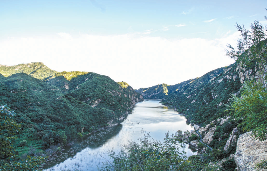 白河上游，兩岸山峰綿延不絕，水面開闊，景色壯美。
